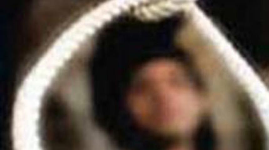 Kendisini balkon demirlerine astı