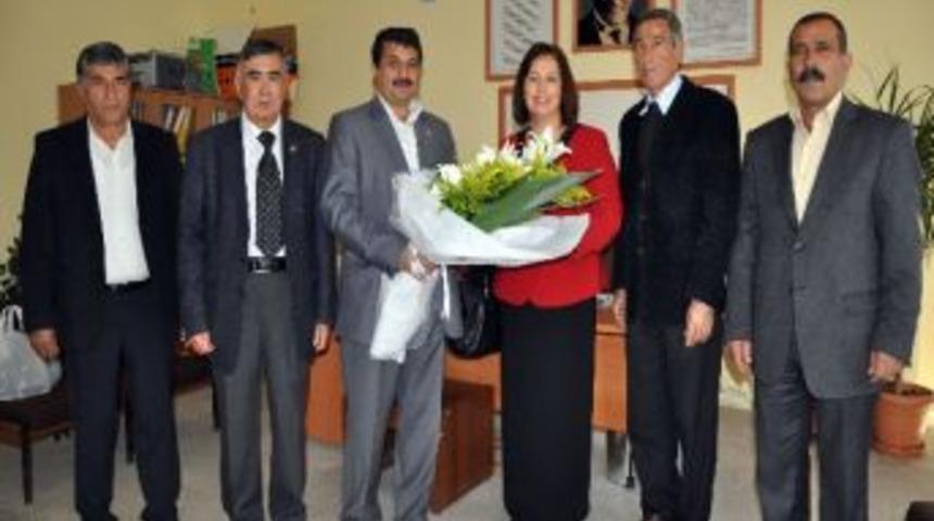 Chp'den Hanife &Ouml;ğretmene Tebrik Ziyareti