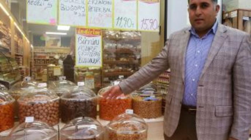 Kameraya Aldırmadan Kuruyemiş &Ccedil;aldılar