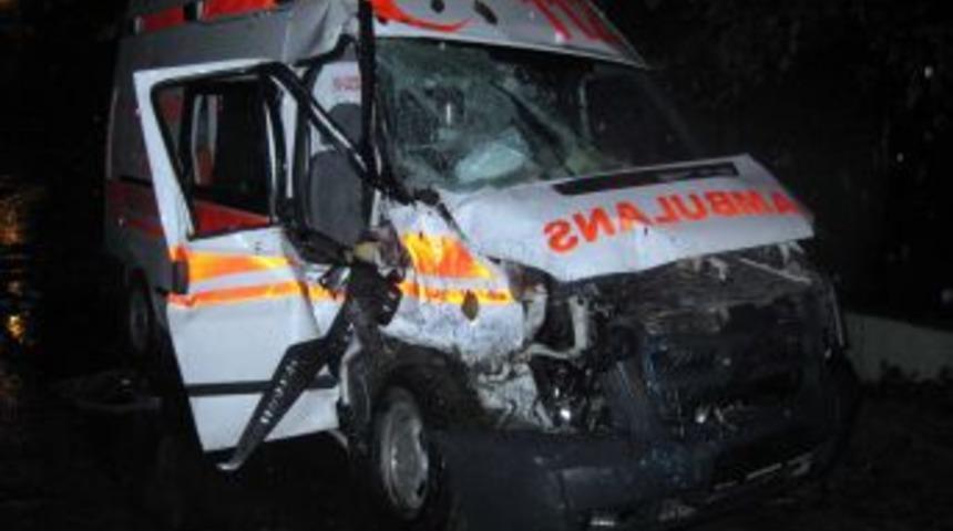 Ambulans Yolcu Minib&uuml;s&uuml;yle &Ccedil;arpıştı: 3 Yaralı