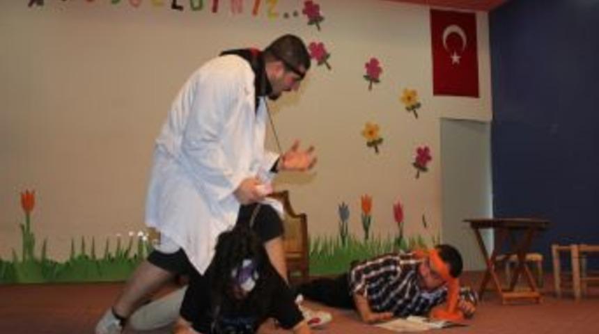 &Ouml;ğrenciler, Sınav Stresini Tiyatro Ile Atıyor