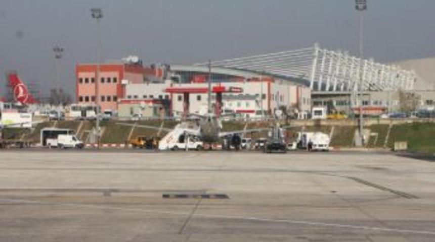 Mahkumları Taşıyan U&ccedil;ak, İstanbul&rsquo;a Acil Iniş Yaptı