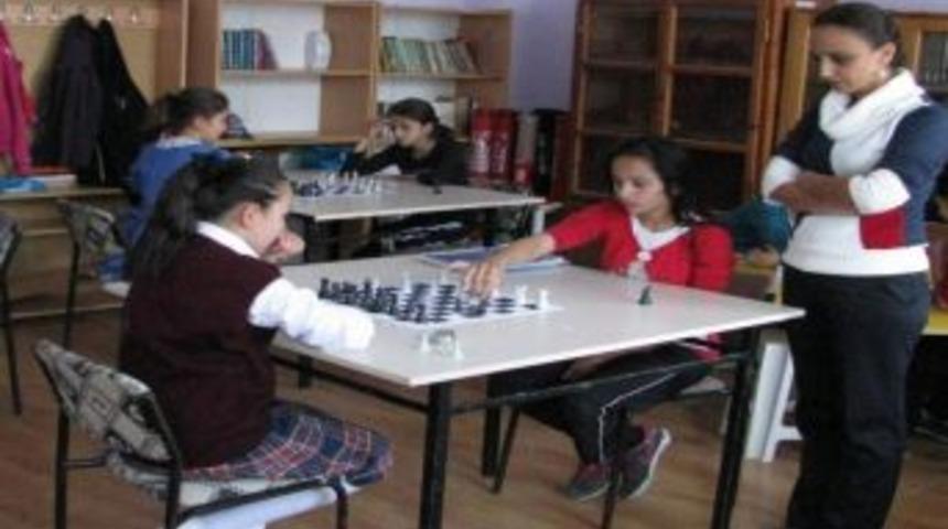 Cumhuriyet Ortaokulu'nda Satran&ccedil; Kursu