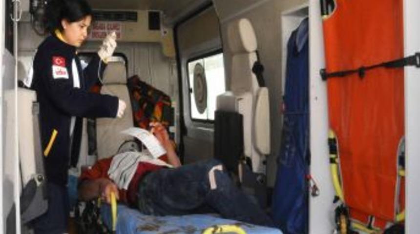 Patates Iş&ccedil;ilerini Taşıyan Minib&uuml;s Devrildi: 11 Yaralı