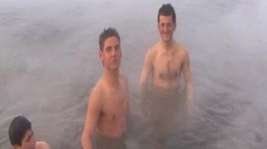 Eksi 10 Derece Kar Altında Kaplıcaya Girip Şifa Buluyorlar