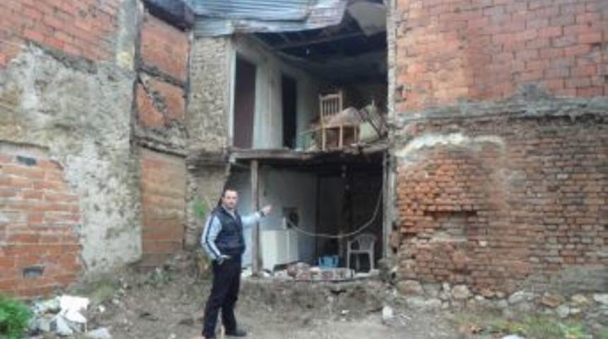 Edremit&rsquo;te Eski Evler Yağmura Direnemiyor