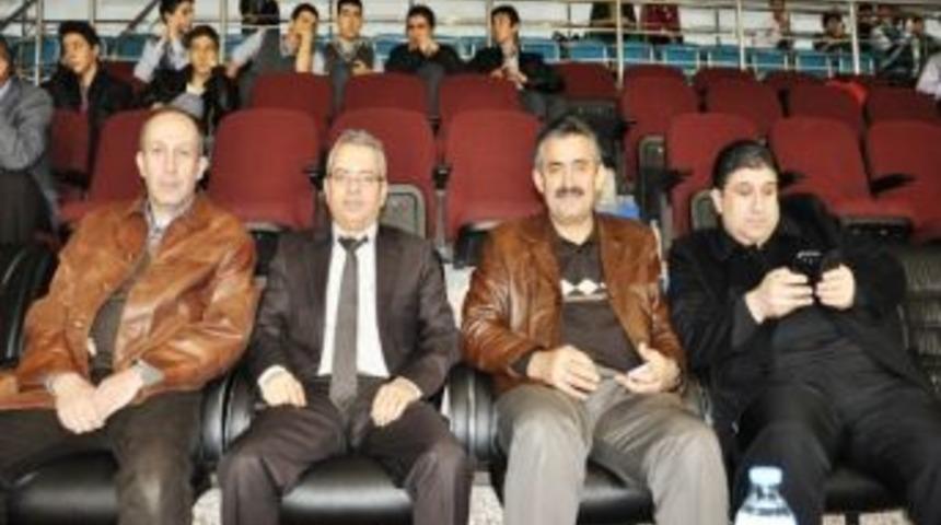 Kaşıkoğlu, Gen&ccedil;lik Spor&rsquo;u Yalnız Bırakmıyor