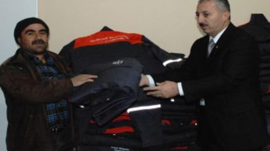 Melikgazi&rsquo;de Temizlik &Ccedil;alışanlarına Kışlık Giyecek Dağıtıldı