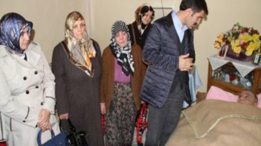 Erzincan G&ouml;n&uuml;ll&uuml; Gen&ccedil;ler Ekibi Yaşlıların Evini Temizliyor