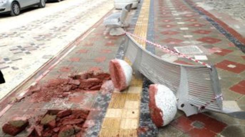 Belediyenin Yeni Yaptırdığı Kaldırımı Tahrip Ettiler