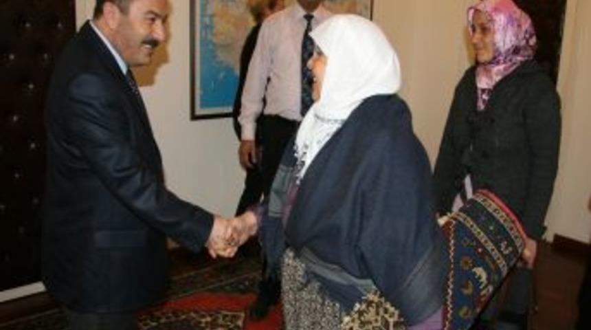 Taşpınar Halılarını Koruma Ve Yaşatma Derneği'nden Vali Altınok'a Ziyaret