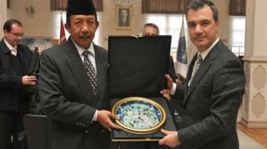 Endonezyalı Validen Ey&uuml;p Belediye Başkanı&rsquo;na Ziyaret