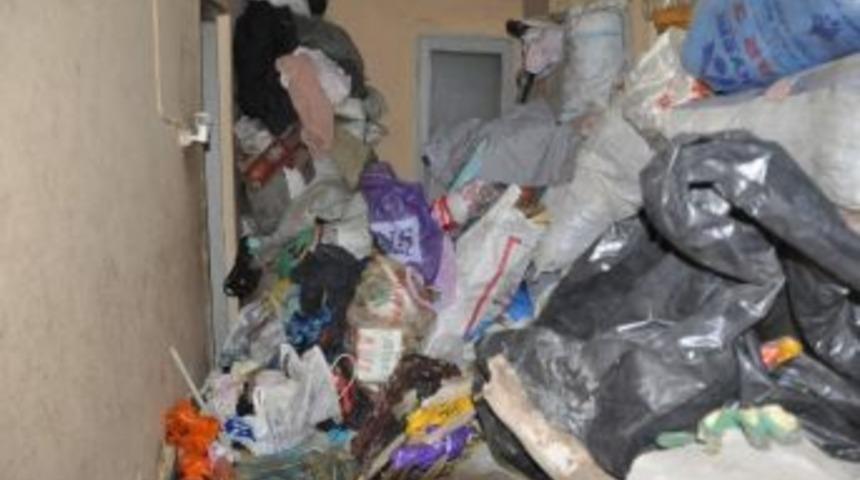 Yaşlı kadının evinden 5 kamyon &ccedil;&ouml;p &ccedil;ıktı