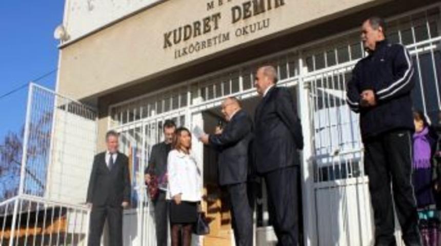 &Ouml;ğrencilere T&ouml;renle &Ouml;d&uuml;lleri Verildi