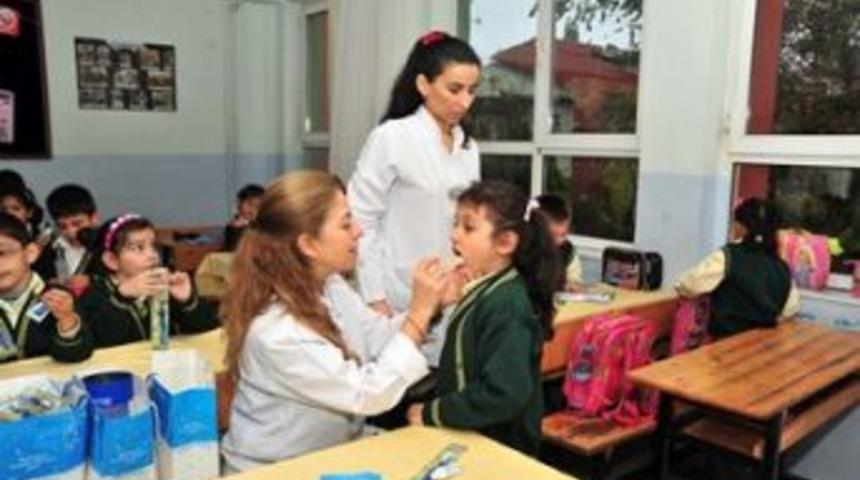 Miniklerin diş taramaları s&uuml;r&uuml;yor