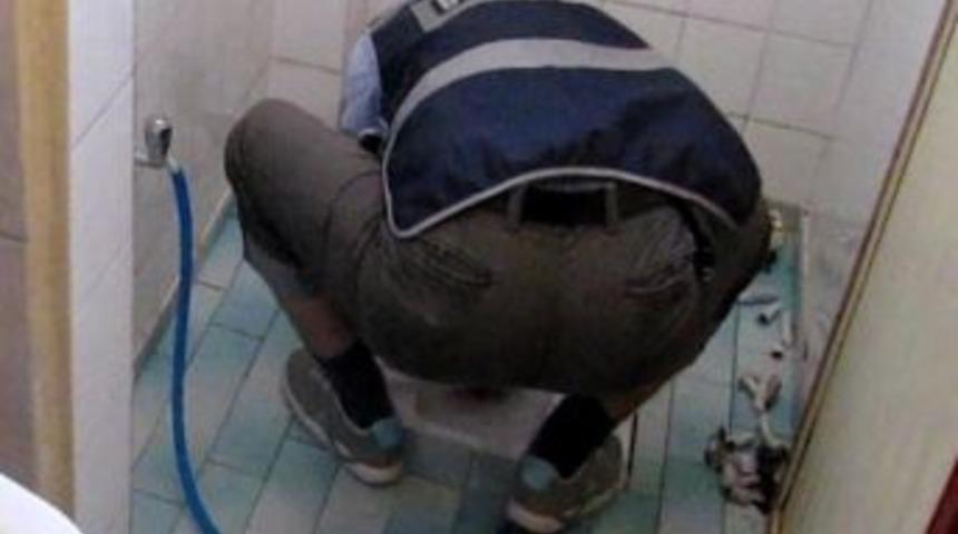 Satıcı Polisi G&ouml;r&uuml;nce Esrar Paketlerini Tuvalete Attı