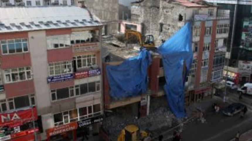 İş Makinesi 5 Katlı Binanın Tepesinde