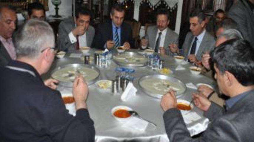 B&uuml;rokratlar Ve Gazeteciler Yemekte Bir Araya Geldi