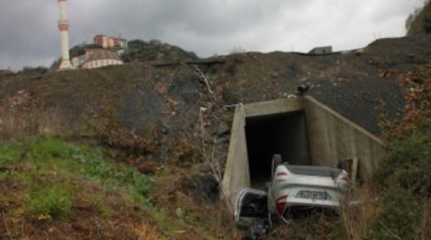 Direksiyon Hakimiyetini Kaybeden S&uuml;r&uuml;c&uuml; Dereye U&ccedil;tu