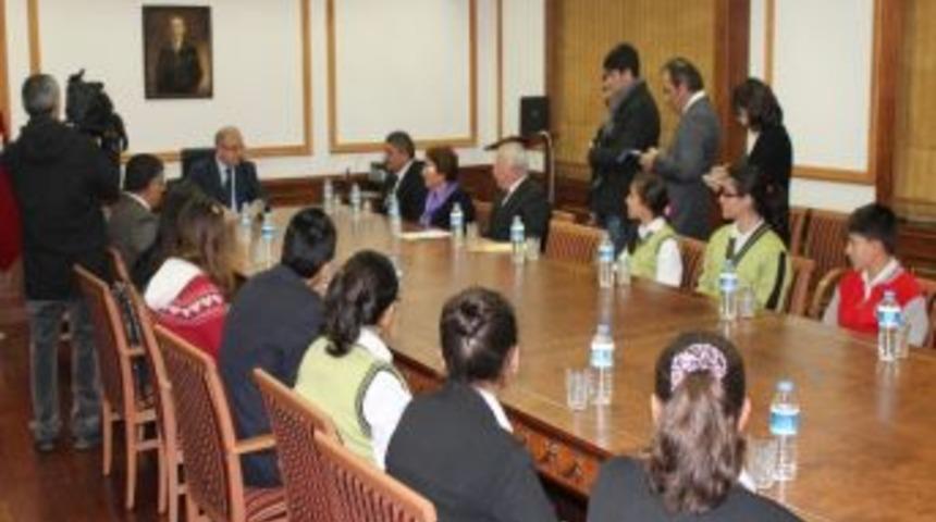 &Ouml;ğrenciler &Ouml;d&uuml;llerini Vali &Ccedil;akacaktan Aldı