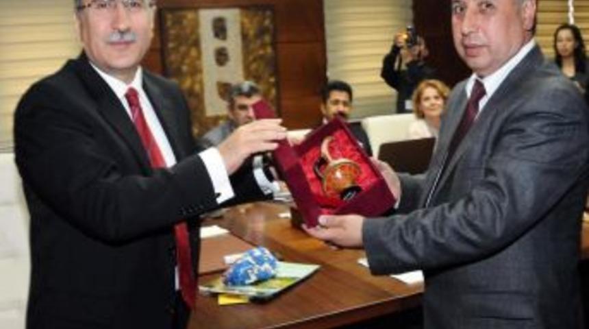 Vali Savaş: T&uuml;rk Cumhuriyetleri Ile Ilişkileri Geliştirmeye &Ouml;zel &Ouml;nem Veriyoruz