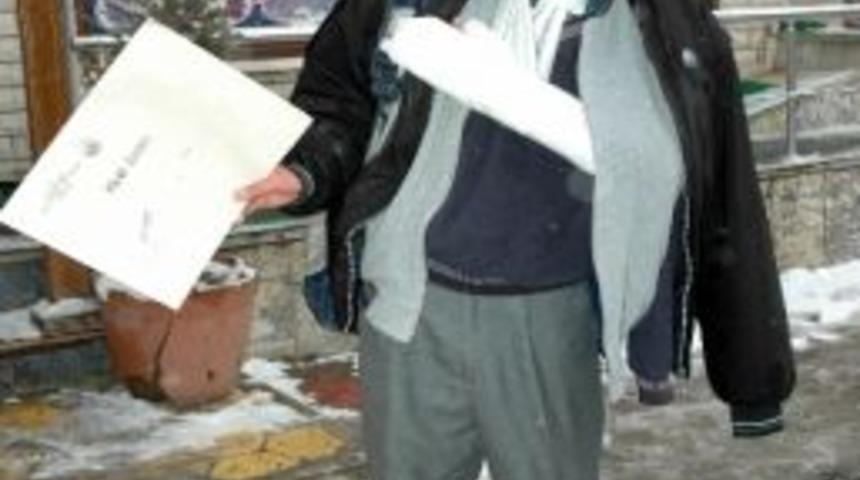 Okul Bah&ccedil;esinin Buzlu Zemininde D&uuml;şen &Ouml;ğrenci Kolunu Kırdı