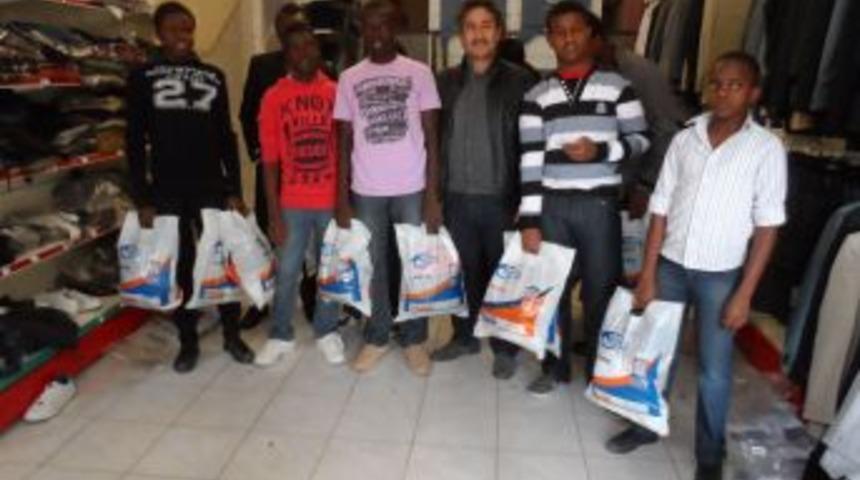 Afrikalı &Ouml;ğrenciler Kimse Yok Mu Iyilik Merkezinde Giydirildi