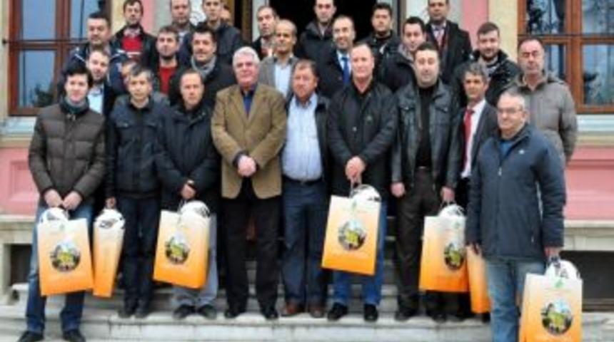 Spor Malzemelerini Omuzlanarak Kul&uuml;plerine Taşıdılar