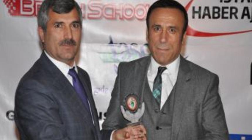 Osman Gen&ccedil;, Spora Verdiği Destek I&ccedil;in &Ouml;d&uuml;llendirildi