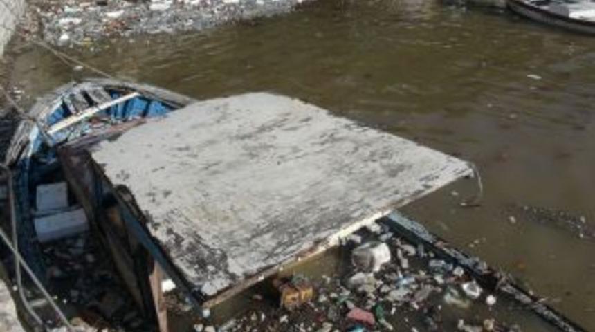 Fırtınada Batan Tekne, Çöplerin Altında Kaldı