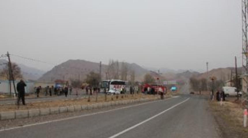 Oltu&rsquo;da Trafik Kazası: 2 &Ouml;l&uuml;