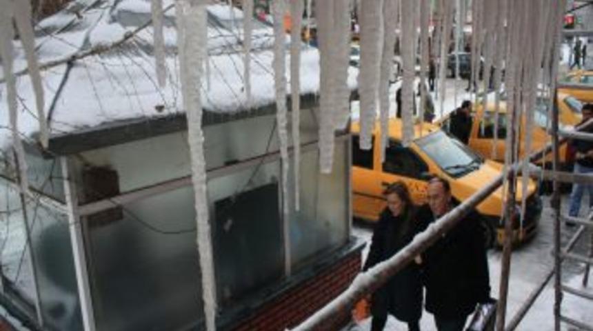 Doğuda Kış: Kars&rsquo;ta Soğuk Hava Nedeni Ile Buz Sarkıtları Oluştu