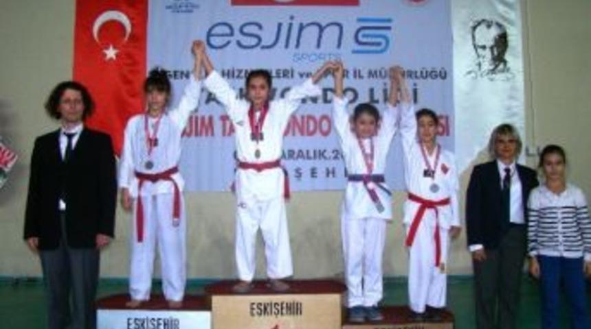 Eskişehir&rsquo;de Ayvalıklı Tekvandocular R&uuml;zgar Gibi Esti