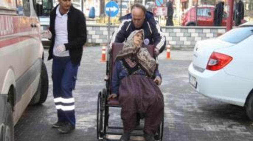 Yaşlı Adam &Ccedil;atıdan D&uuml;şerek, Eşiyse D&uuml;şen Kiremitlerden Yaralandı