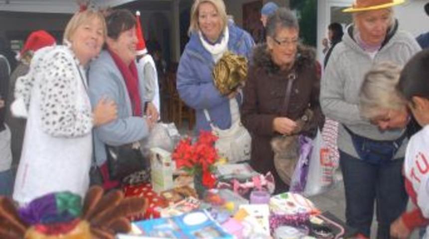 Yabancılar T&uuml;rk &Ouml;ğrenciler I&ccedil;in Noel Pazarı Kurdu