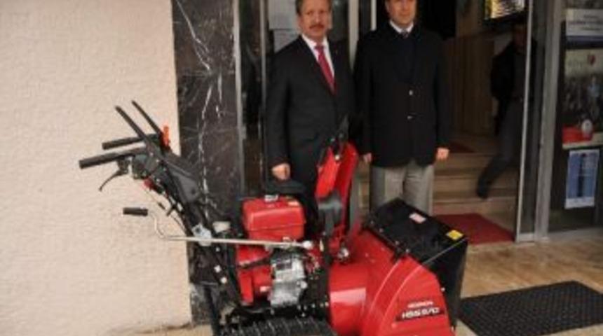 Yozgat Belediyesi Kaldırımlar İ&ccedil;in Kar Temizleme Makinesi Aldı