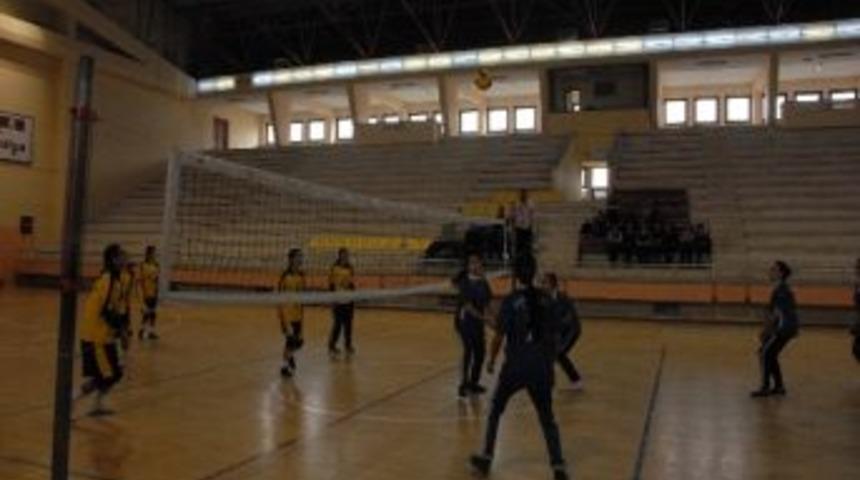 Gen&ccedil; Kızlar Voleybol Turnuvası Başladı