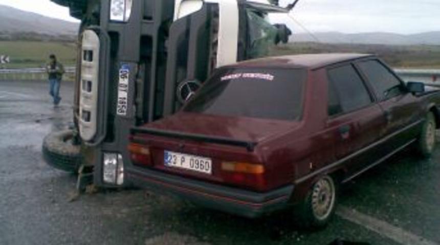 Elazığ'da Aşırı Hızlı Beton Mikseri Virajı Alamadı: 1 Yaralı