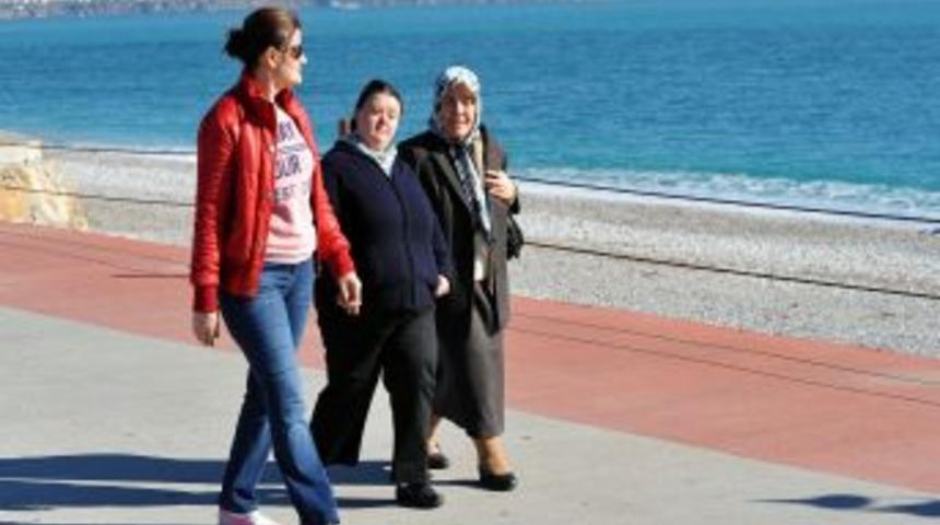 Antalya&rsquo;da Fırtına Ve Sağanak Yağış Yerini G&uuml;neşli Havaya Bıraktı