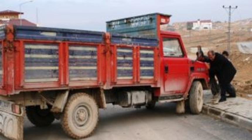 M&uuml;d&uuml;r Sayılır&rsquo;dan Ak&uuml;s&uuml; Biten Kamyonete Yardım Eli