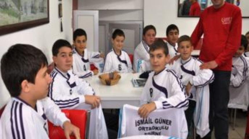 &Ccedil;iğk&ouml;fteci Okul Futbol Takımına Sponsor Oldu