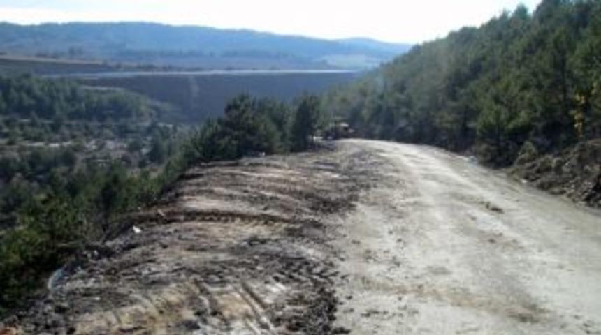 Belediyeden Yol Kenarlarında &Ccedil;&ouml;p Ve Hafriyat Temizliği
