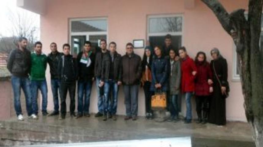&Uuml;niversite &Ouml;ğrencileri Okul Onardı