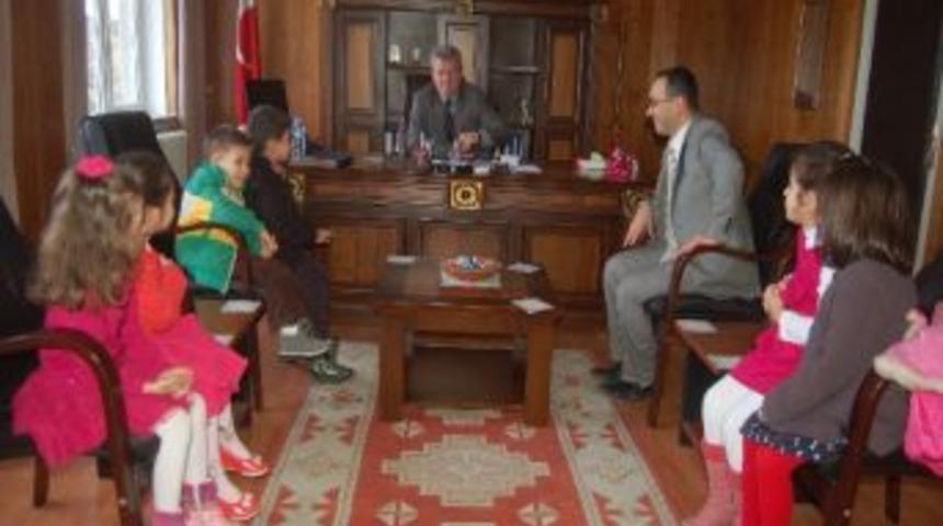 Kreş &Ouml;ğrencileri Aşure Dağıttı