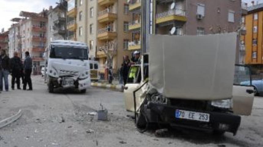 Okul Servisi Otomobille &Ccedil;arpıştı: 5 Yaralı