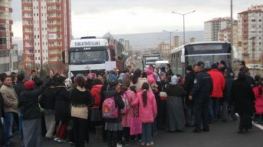 'Başka Sema Nurlar &Ouml;lmesin' Diye Yolu Trafiğe Kapadılar