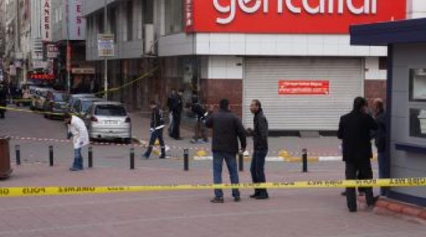 Saldırının Yaşandığı Yerde Incelemeler S&uuml;r&uuml;yor