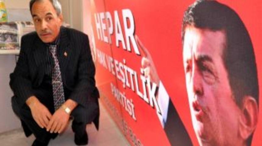 Partisinin Tabelası Elinde Kaldı