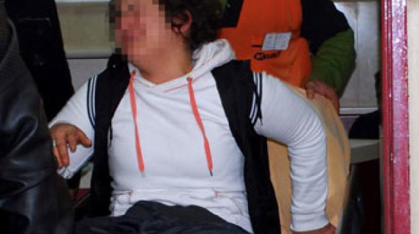 Kafeye giden kızını sokakta bıçakladı