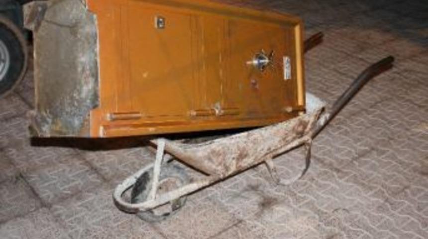 İkiz Hırsızlar, A&ccedil;amadıkları Kasayı El Arabasıyla Taşıdı